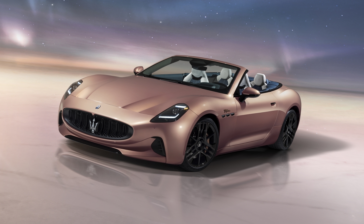 Made in Thunder: lo show di Maserati inaugura la nuova era elettrica del Tridente e presenta al mondo Gran Cabrio Folgore